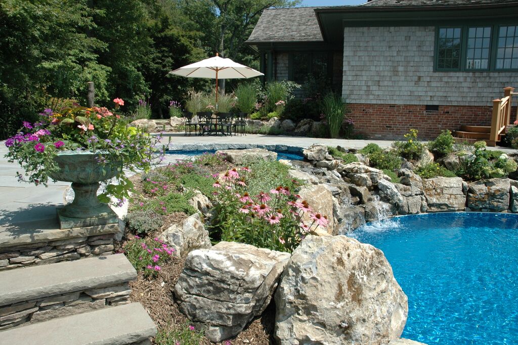 Vanishing Edge Pool (Cove Neck/NY): In addition to the recycled pool water, for this project, a custom “spillover” spa offers healthy aeration to the pool water. 