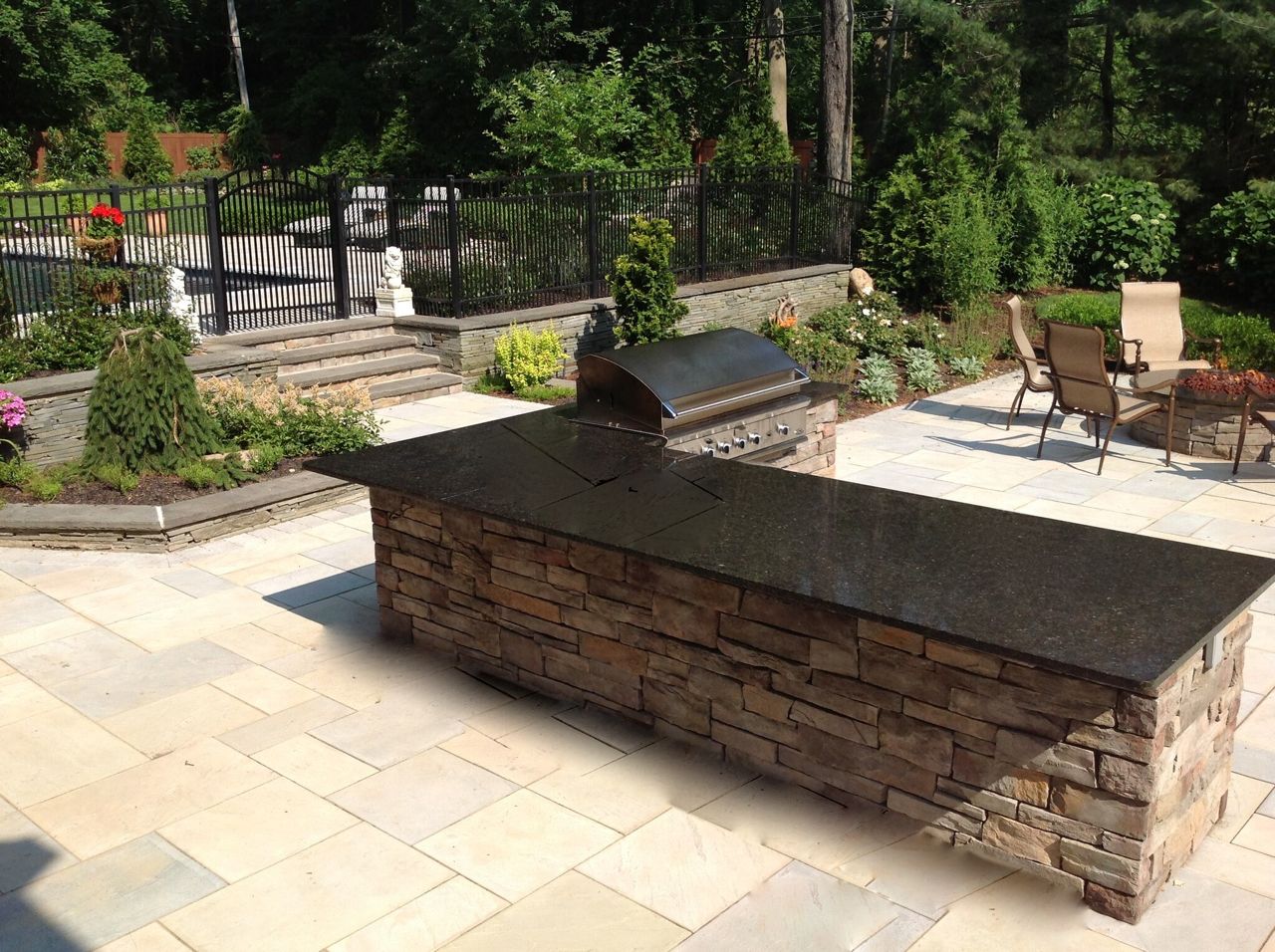 Granite-Topped Outdoor Kitchen: 