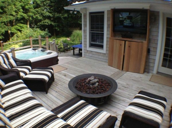 Outdoor Room with Hot Tub on Deck (Long Island/NY):